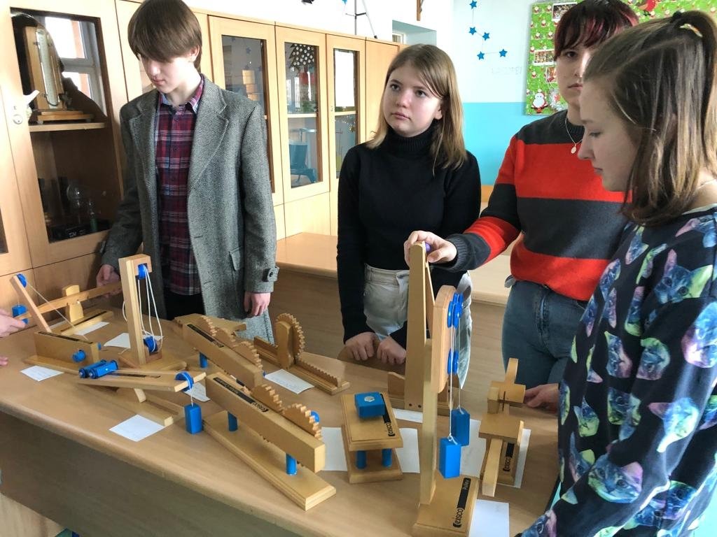 Uczniowie budują maszyny proste